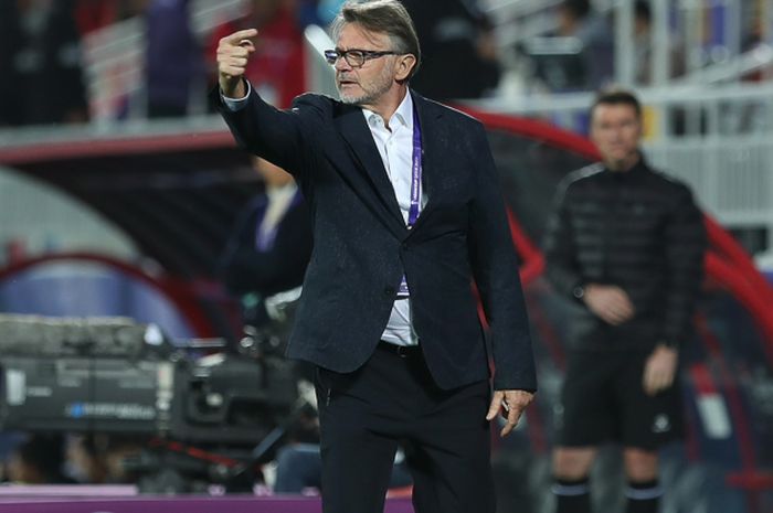 Pelatih Timnas Vietnam, Philippe Troussier, memberikan instruksi kepada pemainnya di Piala Asia 2023.