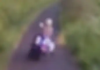 Video Polisi Mengawal Kendaraan Mendadak Jatuh Hampir Masuk Jurang