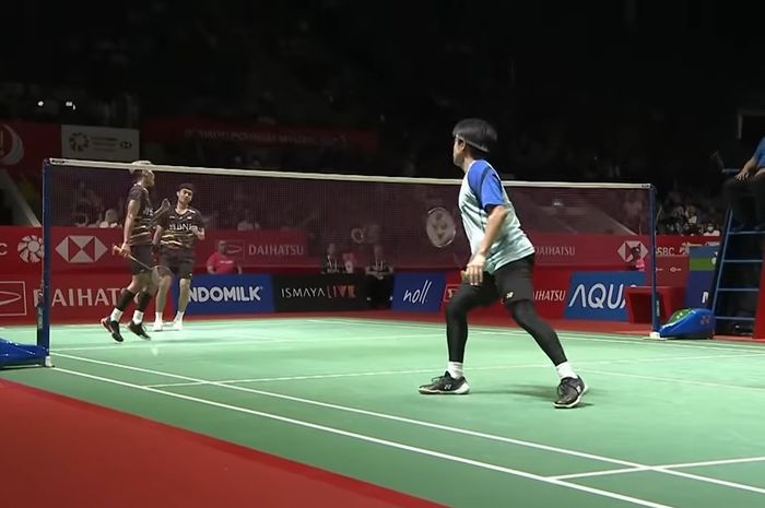 Pemain ganda putra Jepang, Akira Koga bersama Taichi Saito saat tampil pada Indonesia Masters 2024 di Istora Senayan, Jakarta, Kamis (25/1/2024).