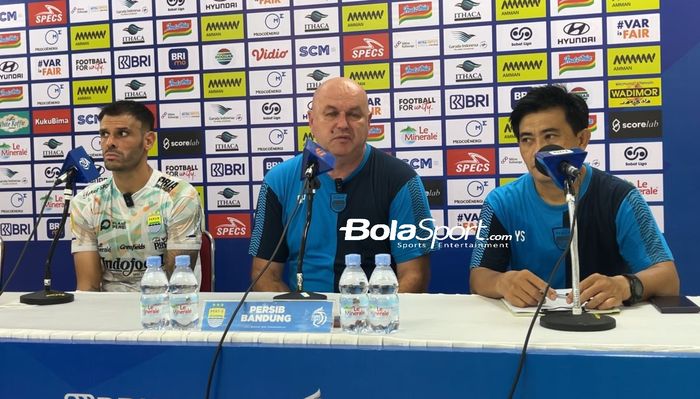 Pelatih Persib Bandung, Bojan Hodak saat hadir di konferensi pers pasca-laga lawan PSS Sleman di Stadion Manahan, Solo, Senin (9/12/2024).