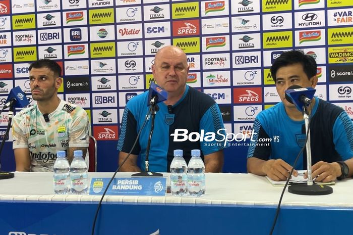 Pelatih Persib Bandung, Bojan Hodak saat hadir di konferensi pers pasca-laga lawan PSS Sleman di Stadion Manahan, Solo, Senin (9/12/2024).