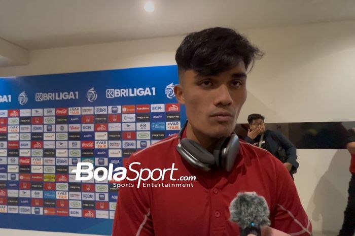 Striker Persis Solo, Ramadhan Sananta ditemui oleh wartawan di mixed zone Stadion Manahan, Solo pada Jumat (7/2/2025).