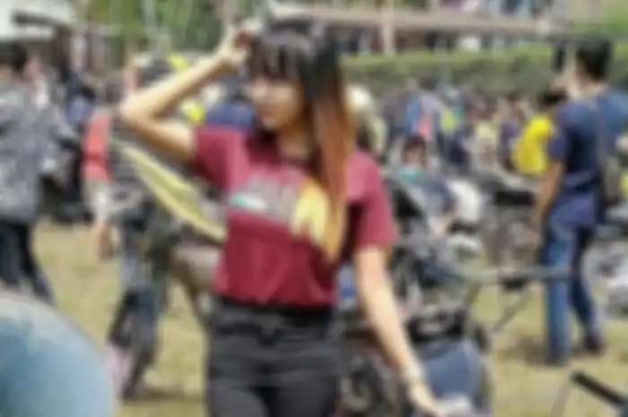 Cewek berfoto di motor knalpot unik.