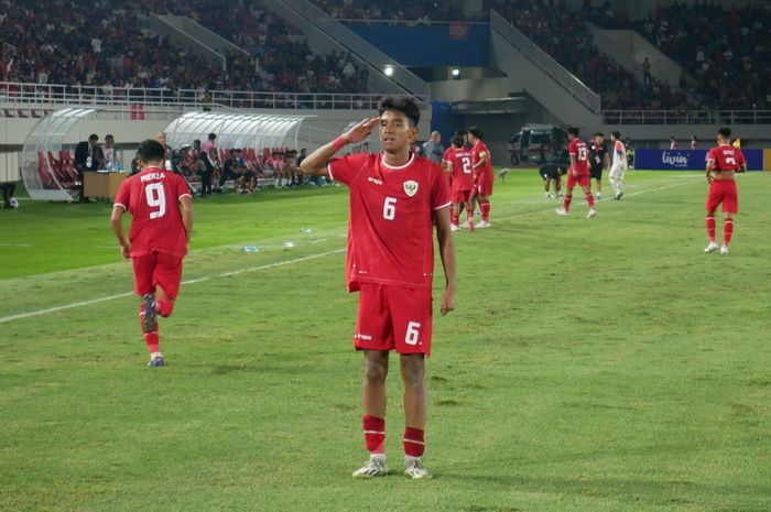 Pemain timnas U-16 Indonesia, Evandra Florasta, melakukan selebrasi setelah mencetak gol ke gawang Filipina pada laga ASEAN Cup U-16 2024 di Stadion Manahan, Solo, Senin (24/6/2024).