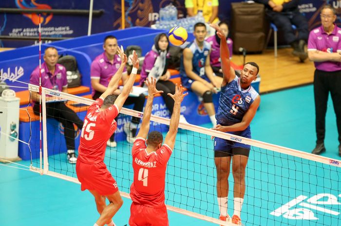 Aksi spiker timnas voli Thailand, Napadet Bhinijdee, saat timnya melawan Bahrain pada Kejuaraan Asia 2023 di Urmia, Iran, 25 Agustus 2023.