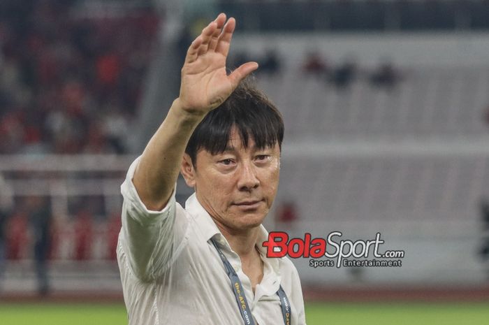 Pelatih timnas Indonesia, Shin Tae-yong, sedang melambaikan tangan kepada fans di Stadion Utama Gelora Bung Karno, Senayan, Jakarta, Kamis (12/10/2023).