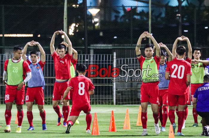 Suasana latihan timnas Vietnam di Lapangan A, Senayan, Jakarta, Rabu (20/3/2024) malam.