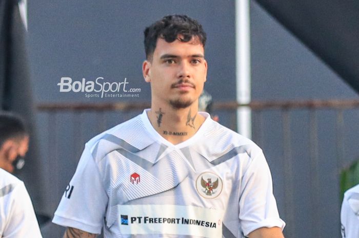 Bek sayap kiri naturalisasi timnas Indonesia, Shayne Pattynama, saat hadir dalam latihan di Lapangan A, Senayan, Jakarta , Kamis (15/6/2023).