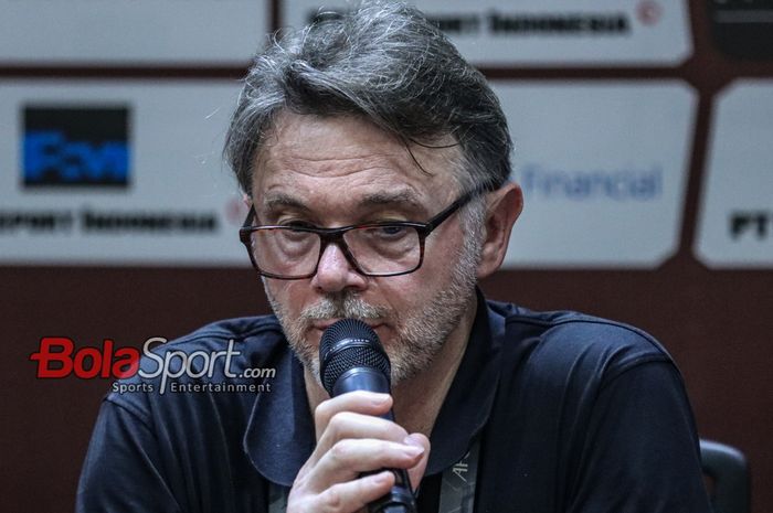 Pelatih timnas Vietnam, Philippe Troussier, saat hadir dalam sesi jumpa pers di Stadion Utama Gelora Bung Karno, Senayan, Jakarta, Kamis (21/3/2024).