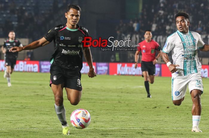 Dimas Drajad (kiri) sedang mengusai bola dalam laga pekan pertama Liga 1 2024 antara Persib Bandung versus PSBS Biak di Stadion Si Jalak Harupat, Bandung, Jawa Barat, Jumat (9/8/2024).