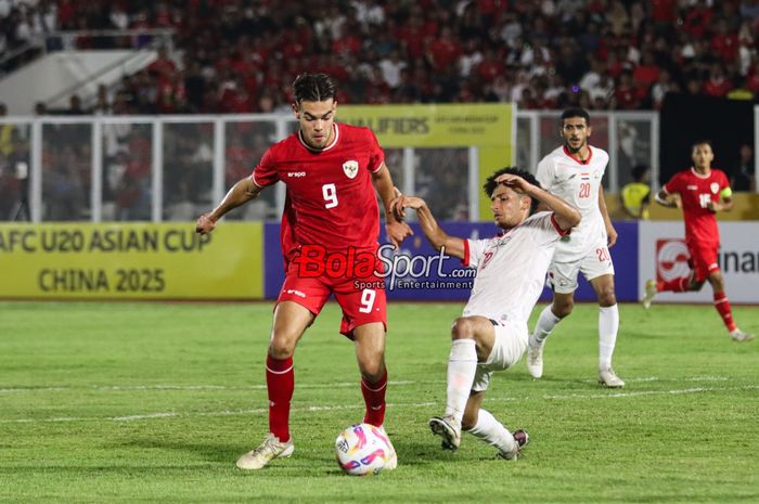 Jens Raven (kiri) sedang menguasai bola dan dibayangi Saeed Abdullah Al-Shaban (kanan) dalam laga Kualifikasi Piala Asia U-20 2025 antara timnas U-20 Indonesia versus timnas U-20 Yaman di Stadion Madya, Senayan, Jakarta, Minggu (29/9/2024) malam.