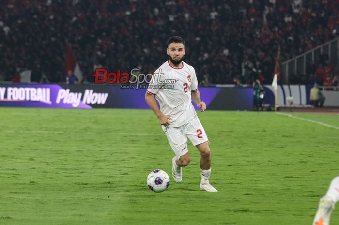 Pemain timnas Indonesia, Calvin Verdonk, sedang menguasai bola saat bertanding di Stadion Utama Gelora Bung Karno, Senayan, Jakarta, Selasa (10/9/2024).