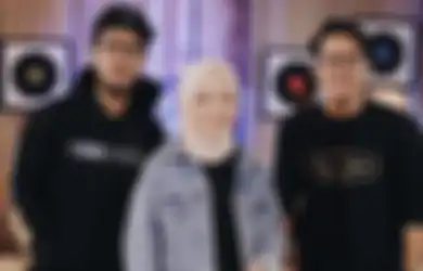 5 Model Outer Hijab Modis ala Nissa Sabyan. Bikin Santun dan Kece!