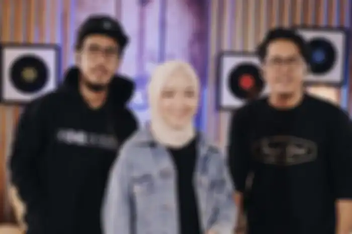 Fashion Nissa Sabyan kenakan outer hijab