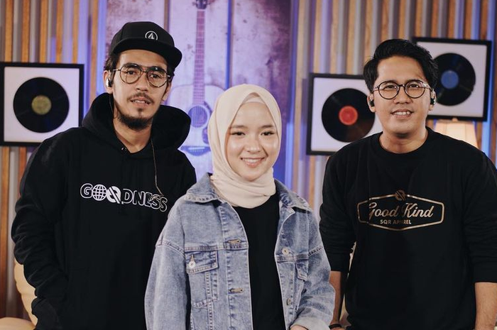 Fashion Nissa Sabyan kenakan outer hijab