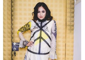 Antar Anak Sekolah, Penampilan Marshanda Jadi Sorotan Saat Kenakan Dress Seksi Pamer Pundak 