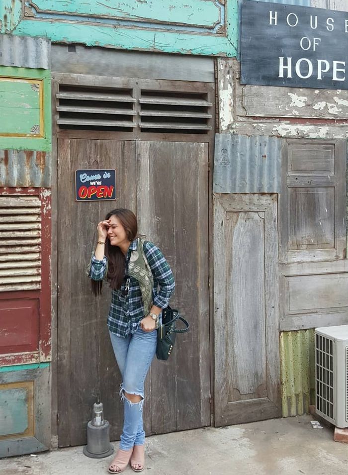 Wulan Guritno mengenakan rippet jeans dan kemeja