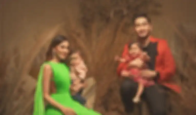 Kenakan Outfit Senilai Rp 4,25 M, Syahnaz Sadiqah Buktikan Dirinya Tak Kalah Tajir dari Raffi Ahmad saat Lakukan Foto Keluarga Bareng Suami dan Anak Kembarnya, Rio Motret: Gue Megangnya Aja Gemeter nih!