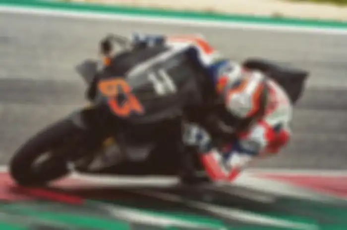 Francesco Bagnaia latihan bareng gurunya di sirkuit Misano, (20/3/2019). Tidak naik Yamaha R1 tapi Panigale V4R