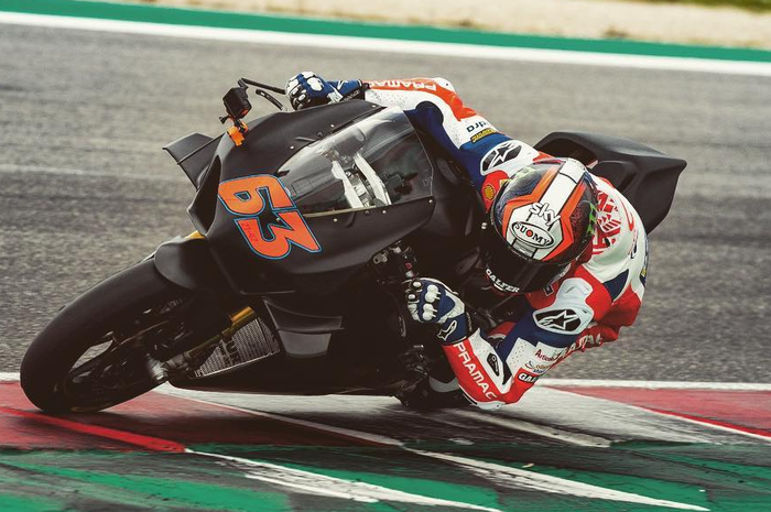 Francesco Bagnaia latihan bareng gurunya di sirkuit Misano, (20/3/2019). Tidak naik Yamaha R1 tapi Panigale V4R
