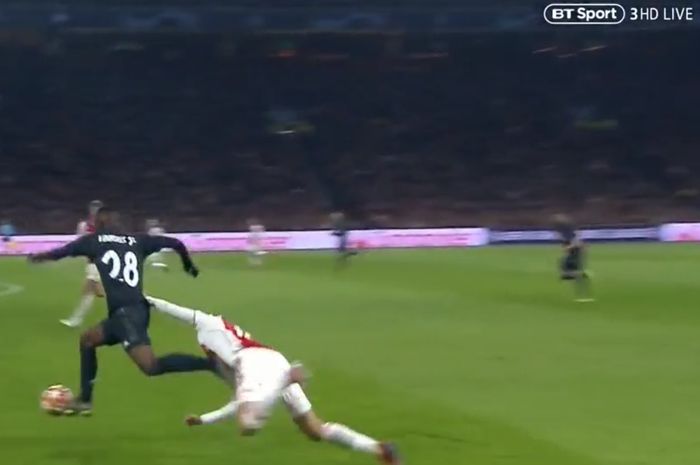 Penyerang Real Madrid, Vinicius Junior (kiri), berduel dengan bek Ajax Amsterdam, Noussair Mazraoui, dalam laga leg pertama babak 16 besar Liga Champions di Stadion Johan Cruijff ArenA, Rabu (13/2/2019).