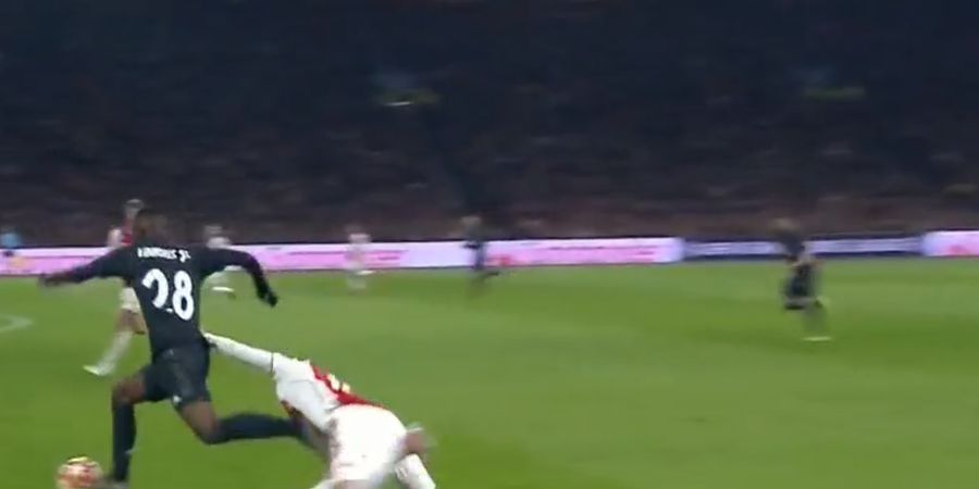 VIDEO - Kecepatan Lari Vinicius Junior Bikin Bek Ajax Jatuh Terguling