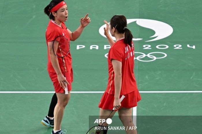 Ganda putri China, Chen Qing Chen/Jia Yi Fan, melakukan selebrasi saat melakoni laga final kontra Liu Sheng Shu/Tan Ning cabor bulu tangkis Olimpiade Paris 2024, Sabtu, 3 Agustus 2024