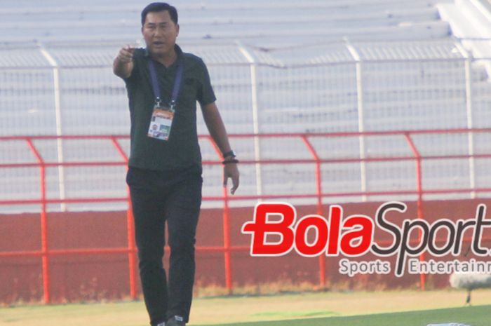 Pelatih Vietnam U-19 Hua Hien Vinh saat memberikan instruksi di luar lapangan ketika pertandingan Australia U-19 melawan Vietnam U-19 di Stadion Gelora 10 November, Surabaya, Jawa Timur, Minggu (21/7/2024)