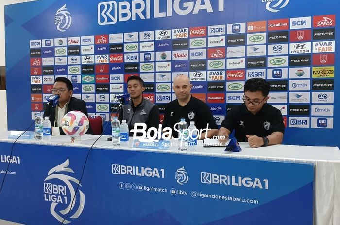 Pelatih PSM Makassar, Bernardo Tavares saat tiba di konferensi pers usai laga lanjutan pekan ke-18 Liga 1 2024/2025 jumpa Persis Solo di Stadion Manahan, Solo, Senin (13/1/2025)