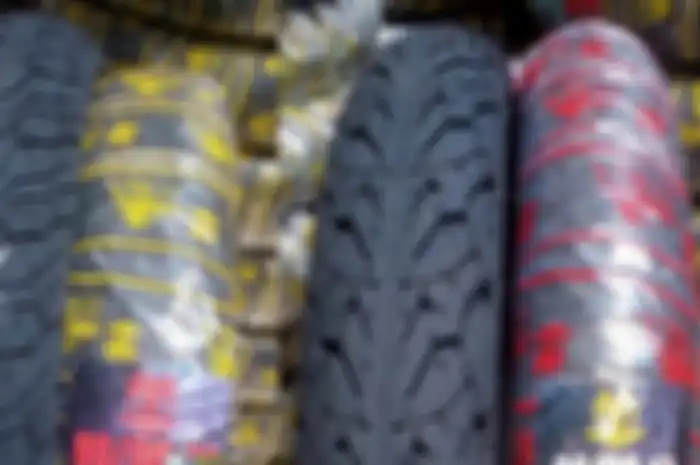 Ban motor matic Mahogra Tire dijual dengan harga Rp 100 ribuan. Murah meriah nih!