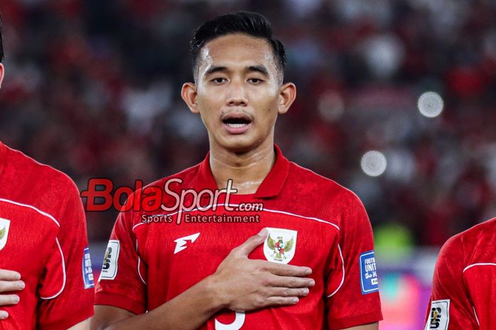Pemain Timnas Indonesia, Rizky Ridho, saat menyanyikan lagu Indonesia Raya jelang berlaga di Stadion Utama Gelora Bung Karno, Senayan, Jakarta, Selasa (25/3/2025).