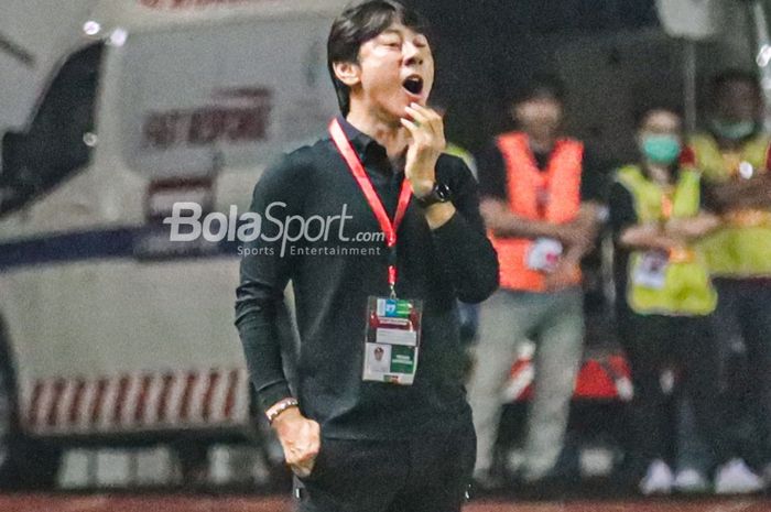 Pelatih timnas Indonesia, Shin Tae-yong, nampak sedang memberikan intruksi kepada para pemainnya di Stadion Pakansari, Bogor, Jawa Barat, 27 September 2022.