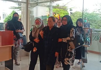 Isak Tangis Keluarga Iringi Jenazah Arist Merdeka Sirait Saat Dibawa ke Rumah Duka