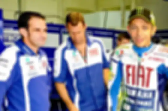 Davide Brivio (kiri) bongkar rahasia, ternyata Valentino Rossi (kanan) hampir menjadi pembalap Suzuki.