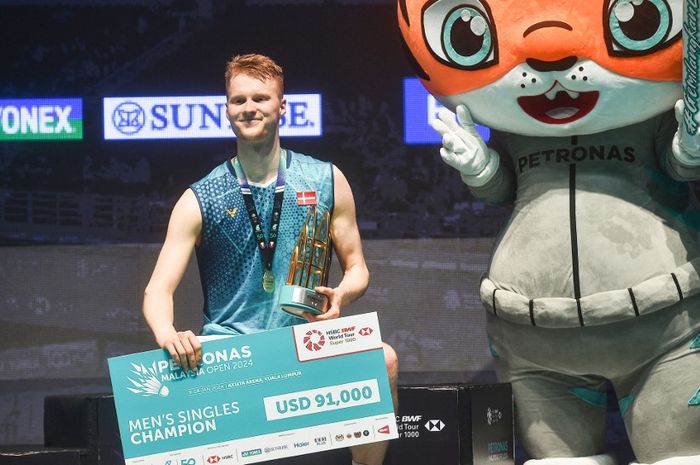 Tunggal putra Denmark, Anders Antonsen, berpose di podium setelah mengalahkan Shi Yu Qi dari China dalam final Malaysia Open 2024 di Axiata Arena, Kuala Lumpur, Malaysia, 14 Januari 2024.