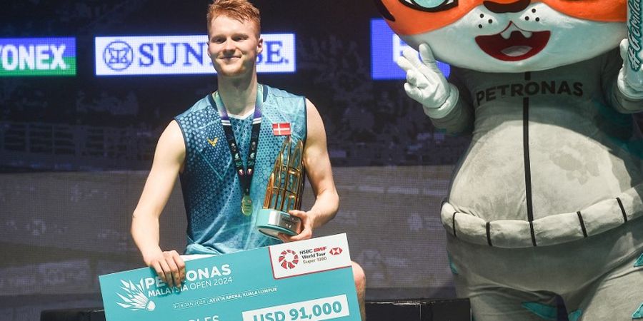 Sempat Tercurangi 2 Kali Poin Siluman, Anders Antonsen Akhirnya Bisa Tersenyum Bahagia di Podium Tertinggi Malaysia Open 2024