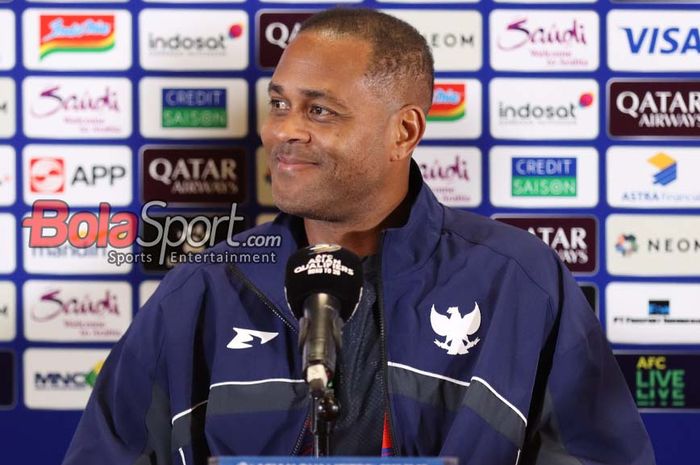 Pelatih Timnas Indonesia, Patrick Kluivert, sedang memberikan keterangan kepada awak media di Media Center Stadion Gelora Bung Karno, Senayan, Jakarta, Senin (24/3/2025).