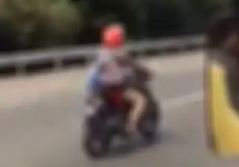 Lagi! Pemotor Nekat Masuk Jalan Tol Jagorawi, Santai Banget Selap-selip Mobil Kayak Enggak Punya Salah