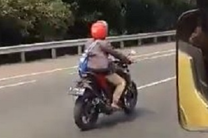 Pengendara motor masuk Tol Jagorawi