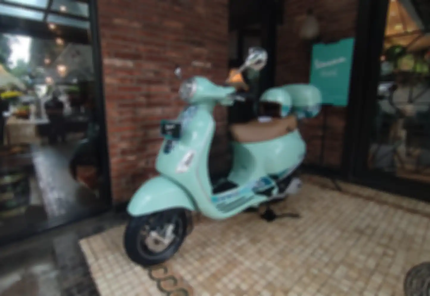 Vespa Batik hadir di Indonesia. Ada 7 pola tradisional batik yang ada di Vespa Batik ini.