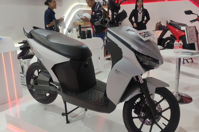 Murah banget harganya, motor listrik Gesits Raya di IIMS 2023 bisa dibawa pulang dengan membayar Rp 1 jutaan.