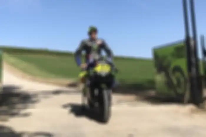 Valentino Rossi ajak motor MotoGP Yamaha YZR-M1 ke jalan raya keliling kota Tavullia, Italia (9/9/2019)