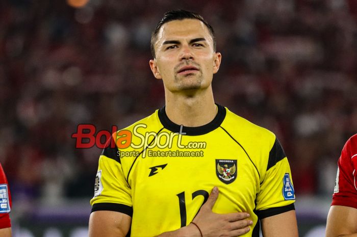 Kiper Timnas Indonesia, Emil Audero (tengah), sedang menyanyikan lagu Indonesia Raya di Stadion Utama Gelora Bung Karno, Senayan, Jakarta, Kamis (5/6/2025).
