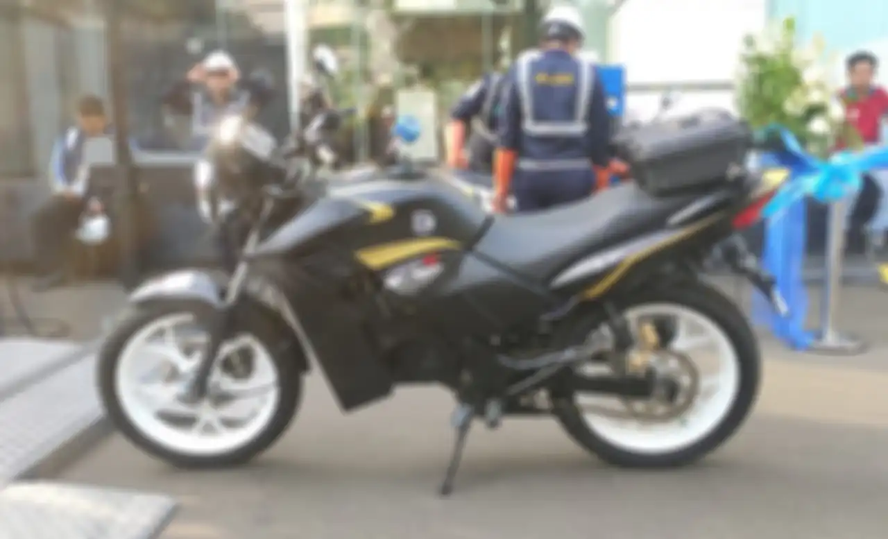 Hasil modifikasi motor bensin menjadi motor listrik yang basisnya Honda Tiger Revo.