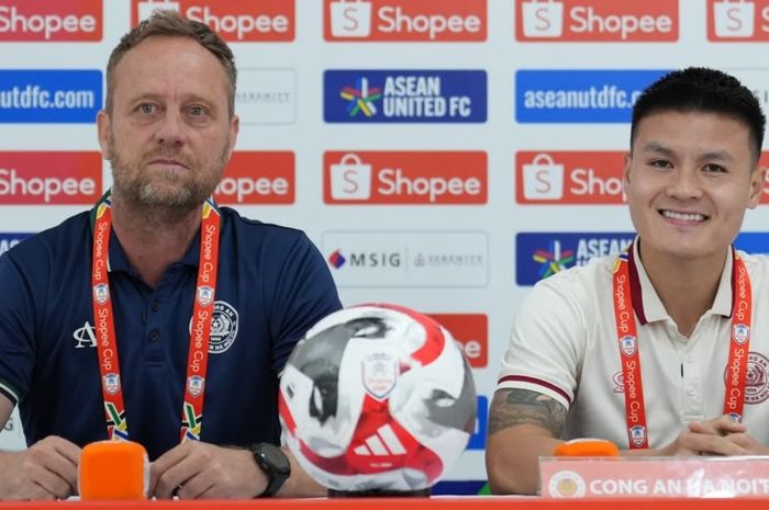 Bintang CAHN dan Timnas Vietnam, Nguyen Quang Hai (kanan), menghadiri konferensi pers menjelang laga melawan PSM Makassar.