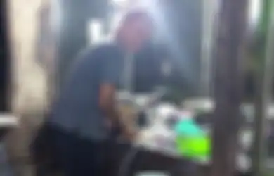 Viral Pria Penjual Gorengan Ternyata Sandang Gelar Mentereng, Baru Lulus S3 di Universitas Ternama, Ini Sosoknya