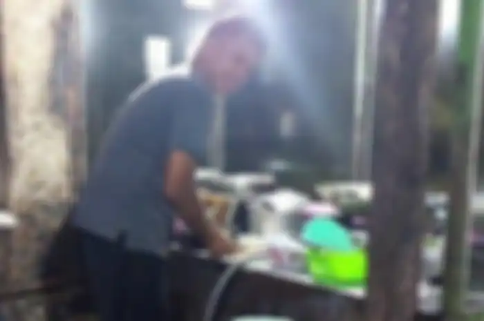 Daryaman (40), penjual gorengan yang sandang gelar S3