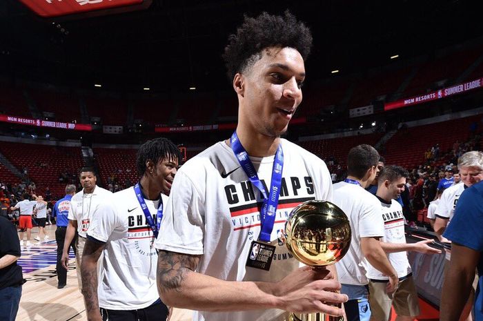 Pemain Memphis Grizzlies, Brandon Clarke, ketika menerima trofi juara NBA Summer League 2019