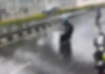 Jakarta Masih Diguyur Hujan, Ingat Bahaya Simpan Jas Hujan yang Basah di Bawah Jok Motor
