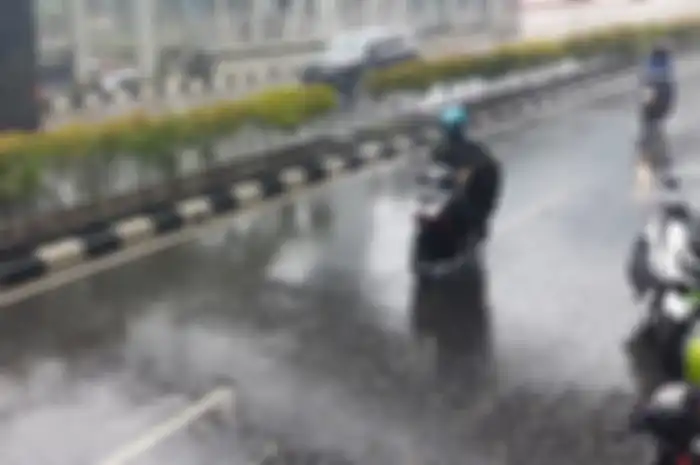 Bahaya taruh jas hujan basah di bawah jok